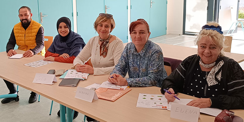 COURS-FLE-Français-élèves-souriants